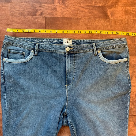 D/C Slim Jean Capri with Tulip Hem - Picture 6 of 8